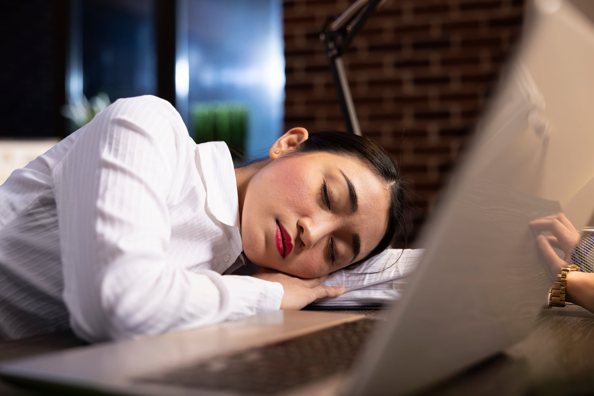 closeup-businesswoman-sleeping-desk